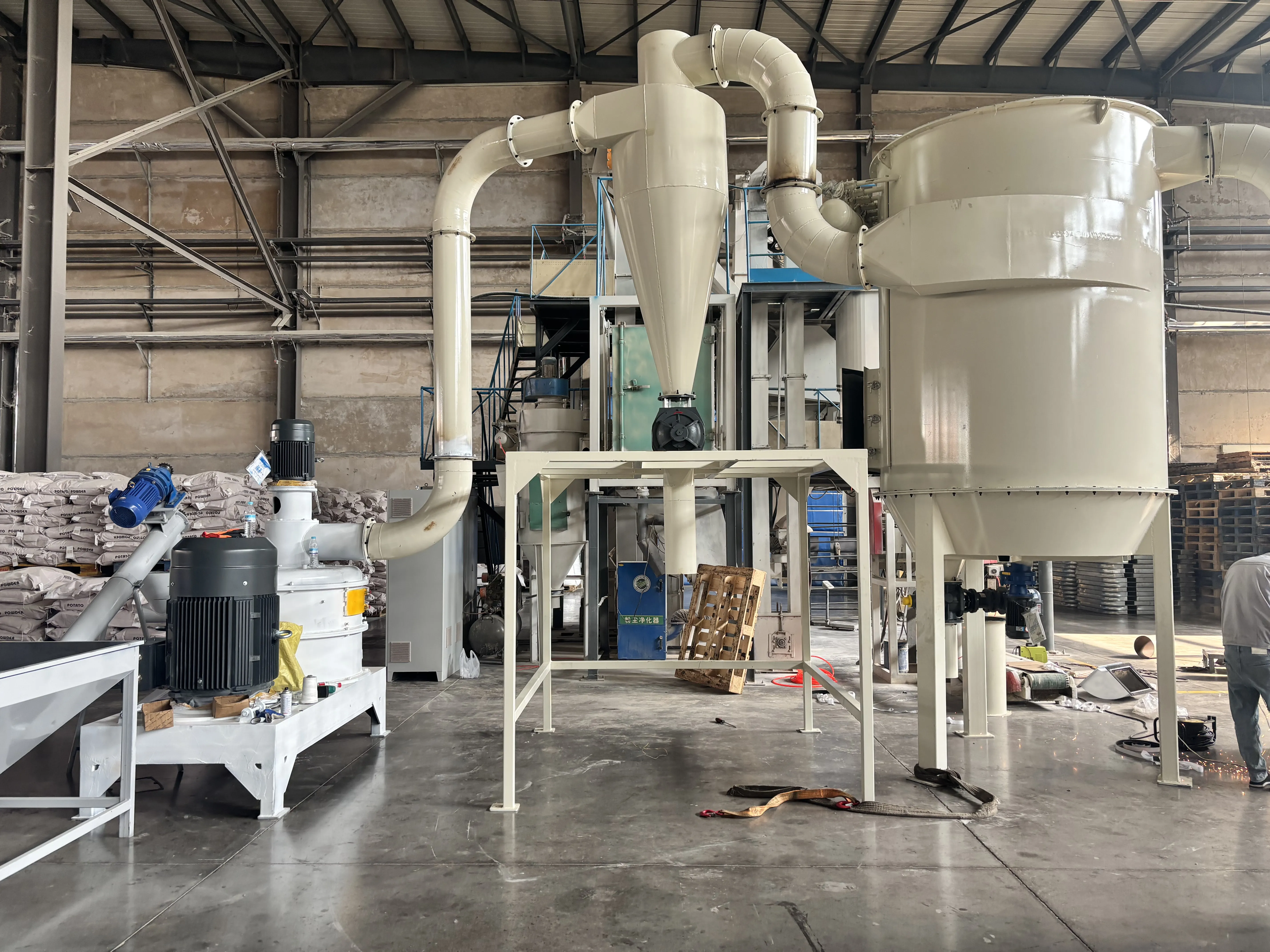 済南の古いパートナーは、超微粉砕機 2 台を購入するために別の注文を出しました。